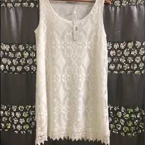 Sleeveless white lace sheeth dress